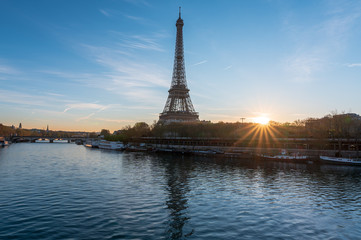 Fototapeta na wymiar Le soleil se lève sur la Seine