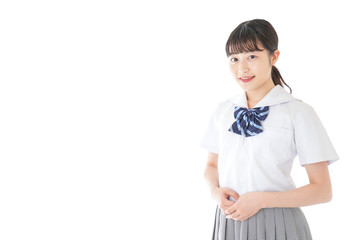 笑顔の若い制服姿の女子学生