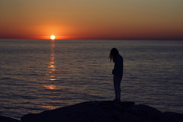 Fototapeta premium silhouette of woman at sunset