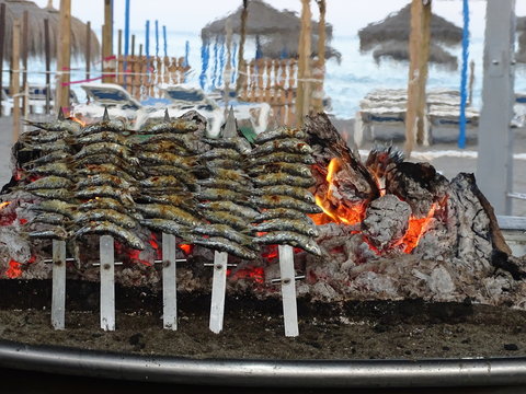 espetos de sardinas a la brasa en playas de malaga