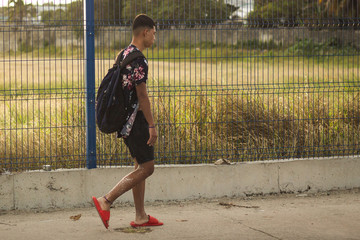 joven caminando por la calle 