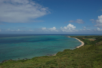 Fototapeta na wymiar エメラルドグリーンの海と緑に覆われた島