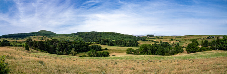Fototapeta na wymiar vue panoramique de la campagne auvergnate