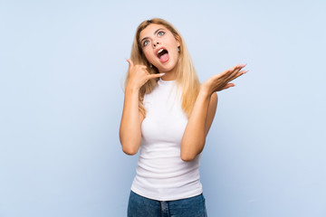 Fototapeta na wymiar Teenager girl over isolated blue background with surprise facial expression