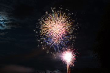 Feu d'artifice au clair de lune