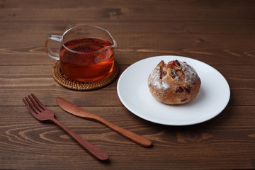 テーブルにのせたフランスのベリーチーズ パン バゲットと紅茶