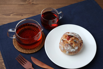テーブルにのせたフランスのベリーチーズ パン バゲットと紅茶