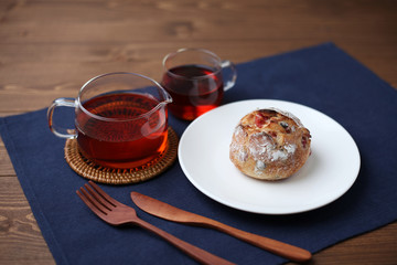 テーブルにのせたフランスのベリーチーズ パン バゲットと紅茶