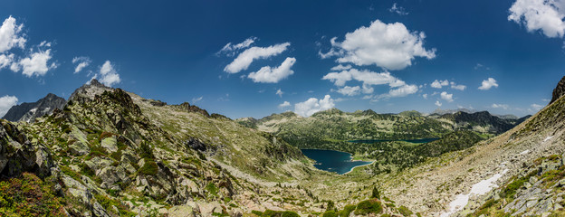 Fototapeta na wymiar Lac d’Aubert und Lac d’Aumar, im Naturreservat Massif du Néouvielle im Nationalpark Pyrenäen