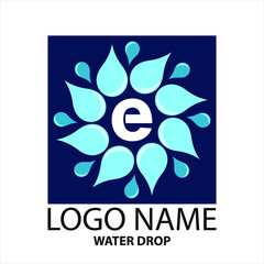 Logo carré vectoriel de gouttes et gouttelettes d'eau dans un design de fleur sur un fond bleu marine.
