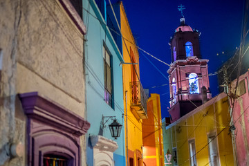 iglesia en callejón