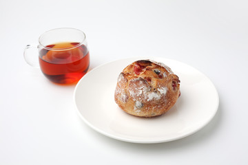 フランスのベリーチーズ パン バゲットと紅茶 白背景