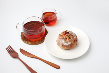 フランスのベリーチーズ パン バゲットと紅茶 白背景