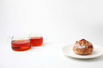 フランスのベリーチーズ パン バゲットと紅茶 白背景