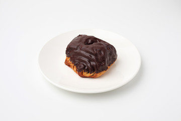 お皿にのせた パン オショコラ チョコレート クロワッサン 白背景
