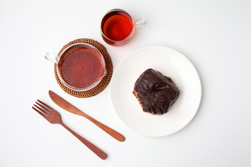 お皿にのせた パン オショコラ チョコレート クロワッサン 紅茶 白背景