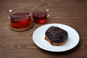 お皿にのせた パン オショコラ チョコレート クロワッサン 紅茶 テーブル