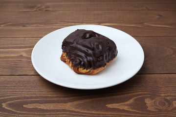 お皿にのせた パン オショコラ チョコレート クロワッサン テーブル