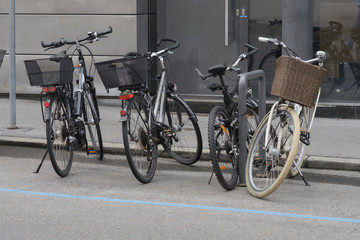 Fototapeta na wymiar Fahrräder mit Körben in der Stadt