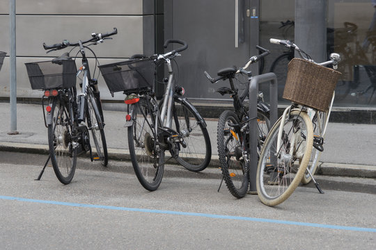 Fahrräder mit Körben in der Stadt