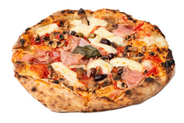 Pizza con mozzarella di bufala, prosciutto cotto, funghi, salsa di pomodoro e olive