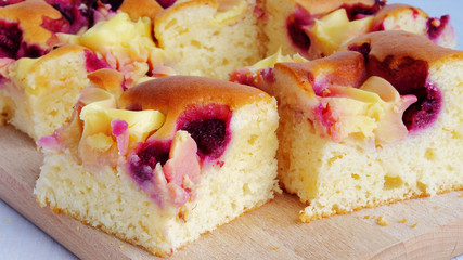 Berry cake bars with raspberries and vanilla cream