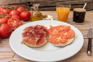 Desayuno mediterráneo, café con pan y jamón