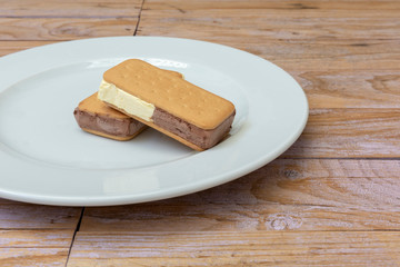 Helado sándwich de vainilla y chocolate