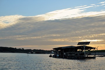 Tienda de v&iacute;veres sobre el r&iacute;o