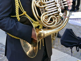 Musicista con la mano nella tromba in ottone