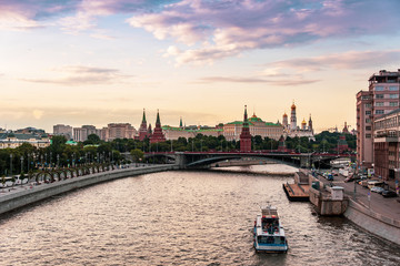 Obraz premium Panoramic View of the Moscow Kremlin from the Mokva River Embankment.