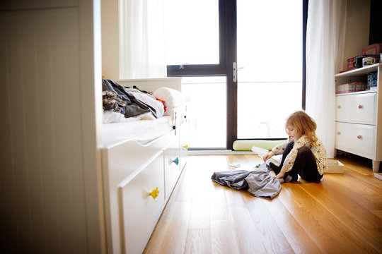 Girl (4-5) getting dressed