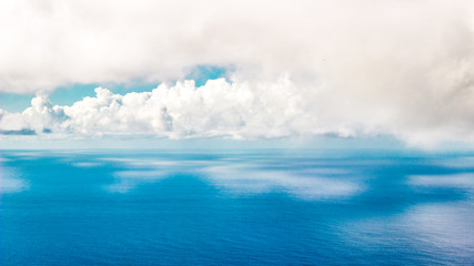 Fototapeta na wymiar Paisaje de día soleado con vista al mar y las nubes