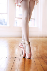 Young ballet dancer standing on tiptoes © Cavan for Adobe