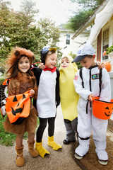 Obraz premium Portrait of children (4-5) wearing costumes on halloween