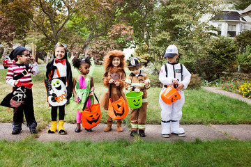 Obraz premium Portrait of children (2-3, 4-5) wearing costumes on halloween