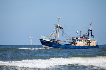Naklejka premium a shrimp cutter on the north sea