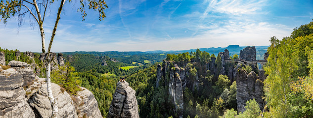 Panoramablick auf die Basteibrücke im Nationalpark Sächsisches Sandsteingebirge