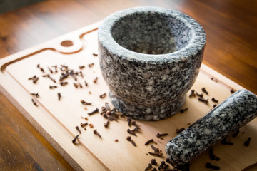 Gewürznelke mit Mörser und Stößel