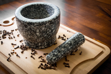 Gewürznelke mit Mörser und Stößel