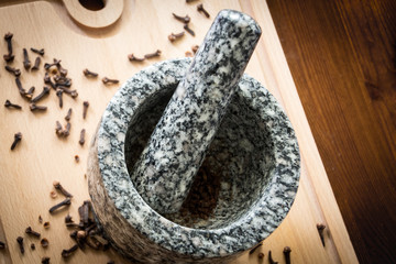 Gewürznelke mit Mörser und Stößel