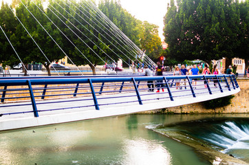 Puente peatonal sobre el rio 
