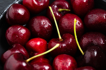 Cerezas en tazón negro close up