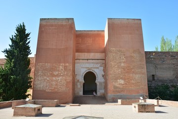Puerta de los siete suelos de la Alhambra de Granada