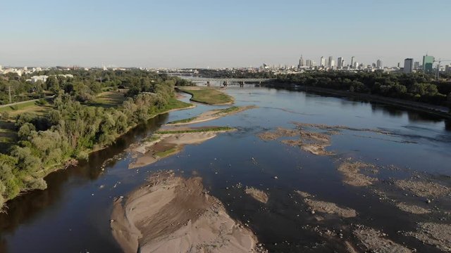 Panorama Warszawy w okolicy mostu Gdańskiego, rzeka Wisła i rekordowo niski stan wody