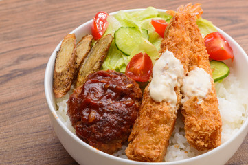 ハンバーグとエビフライ丼