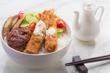 ハンバーグとエビフライ丼