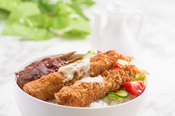 ハンバーグとエビフライ丼