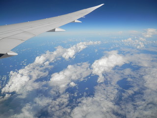 Fototapeta na wymiar 空と雲と飛行機の翼