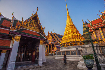 Fototapeta na wymiar Women tourists are traveling at wat phra kaew.Temple of the Emerald Buddha, Bangkok, Thailand